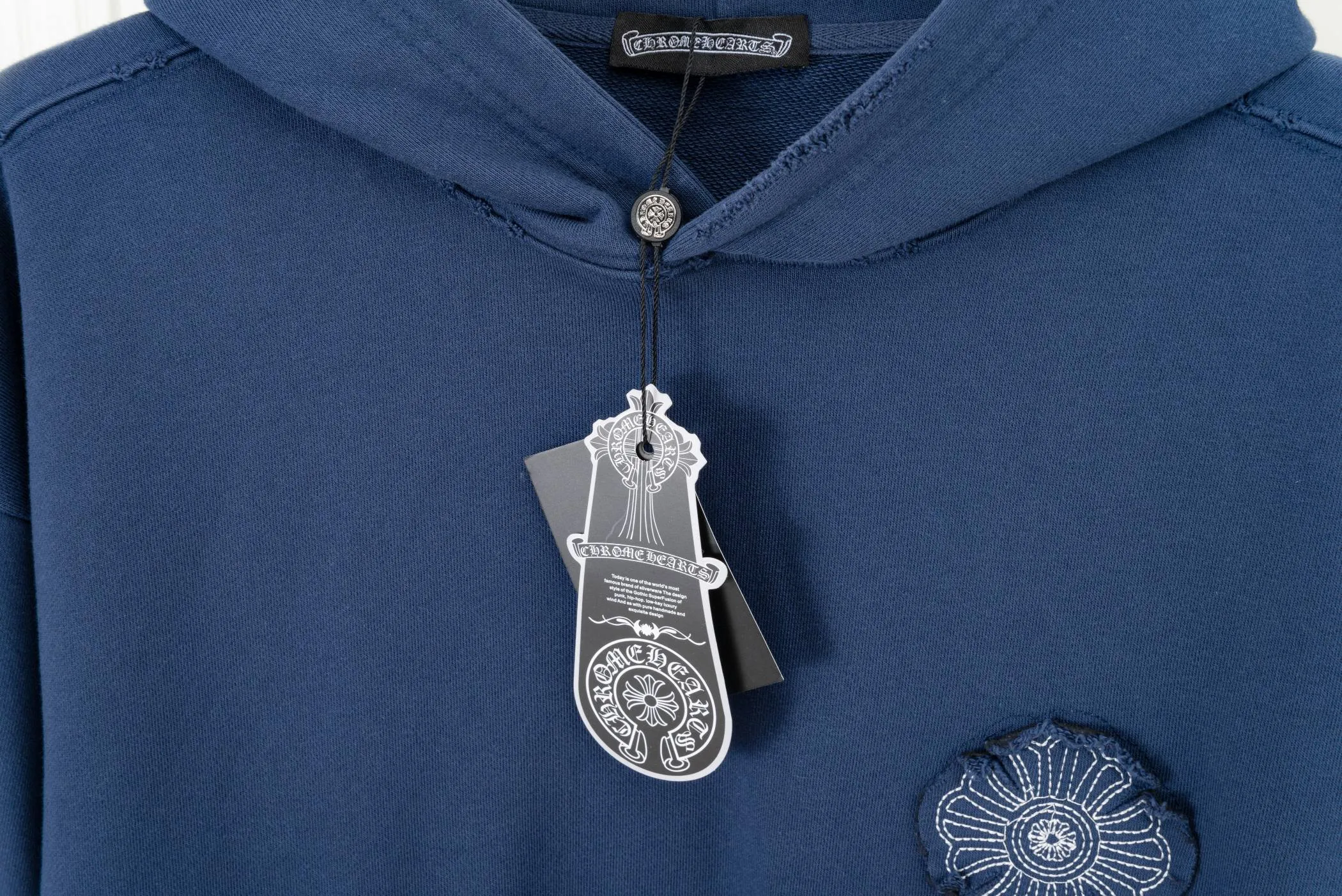 P320 𝗖𝗵𝗿𝗼𝗺𝗲 𝗛𝗲𝗮𝗿𝘁𝘀/Cro Heart 2025 Cross Patch Embroidery Summer New Original Single Counter American Acid Washed Distressed Laser Burnt Patch Embroidery Couple Casual Hooded Sweatshirt Customized fabric 440g tripe terry fabric! American acid-washed and distressed original fabric laser burnt ✟appliqué embroidery and exquisite embroidery of letters! The best-selling model at the counter. It is very comfortable to wear. It is low-key yet luxurious. It is very classy when worn. The large size and tailoring are needless to say. The upper body is exquisite and vivid. 👍High-end first-class materials. A truly palace-level product. The cotton from Turkey is of outstanding quality. After heavy washing, the clothes are very soft! Not picky, the upper body is absolutely stylish and extremely luxurious. Auxiliary materials: The original model has been authenticated and labeled ➕100% silk washed with water label. Genuine purchase-grade original hangtag➕matching hanging rope➕3D hanging beads➕original packaging bag. Craftsmanship: The original version has consistent wiring! The highest version of the armhole matching technique! Countless times of pattern making to 100% restore the original appearance! The correct version is the same for men and women, super eye-catching, super good-looking, and super atmospheric! Color: white, washed black, washed blue Size: XS-L